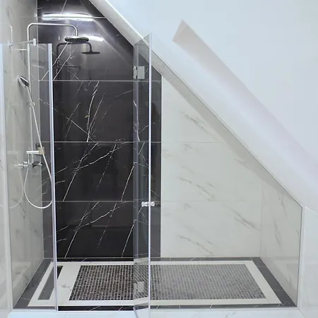 Adonis アパート ズラティボール